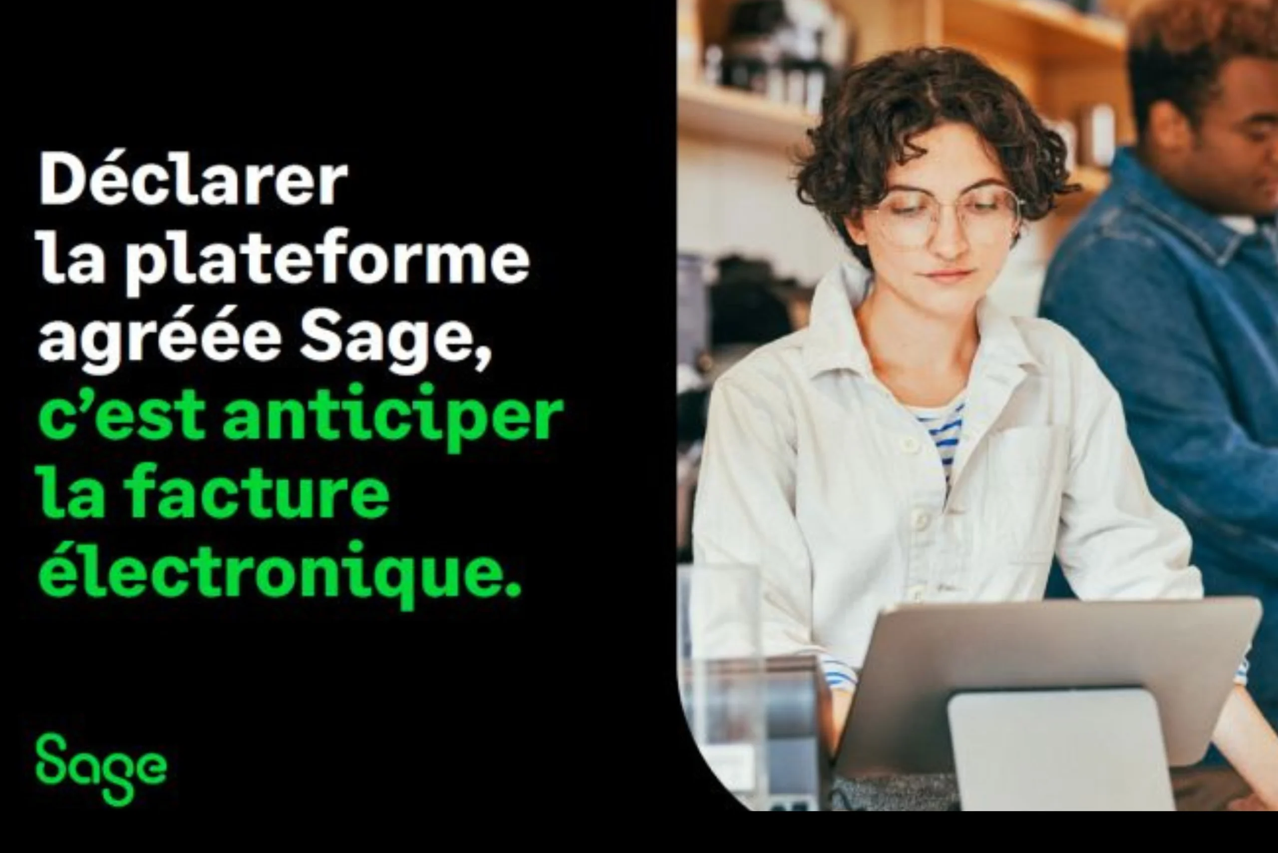 L'image montre un texte en français sur un fond noir avec des personnes travaillant sur des ordinateurs, suggérant une utilisation professionnelle de la facturation électronique via la plateforme agréée Sage.