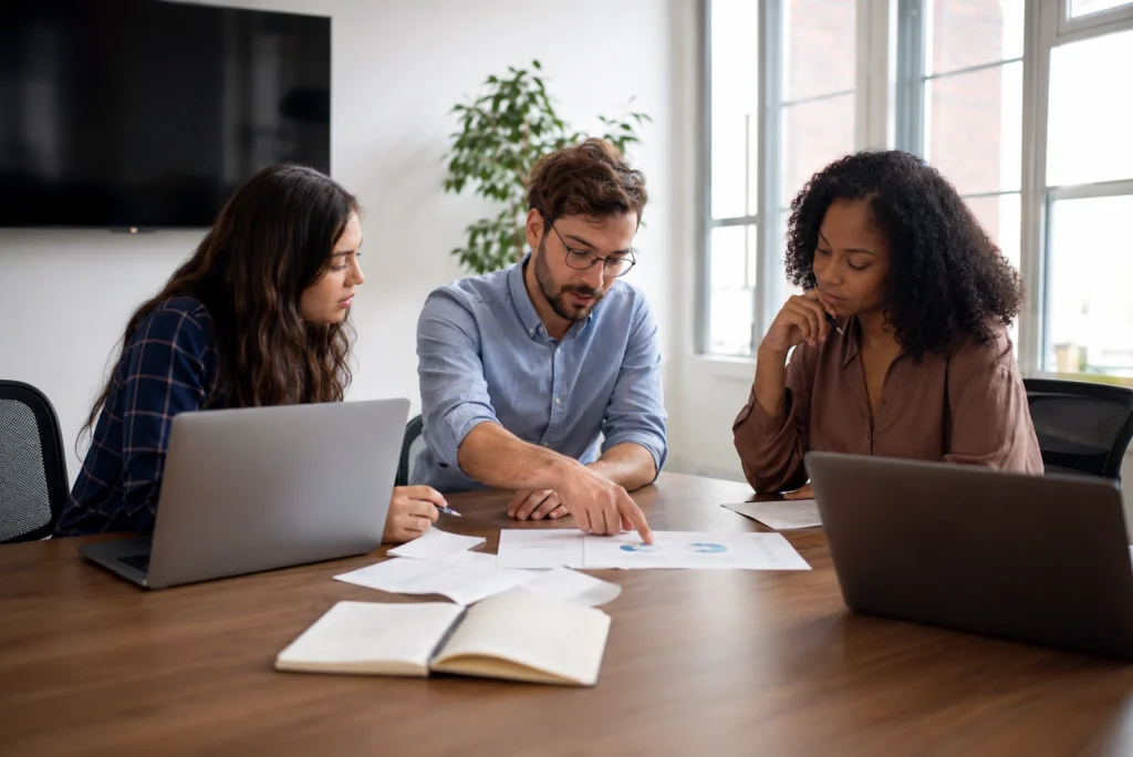 Séance de formation d'équipe autour d'un projet ERP dans une salle de réunion moderne